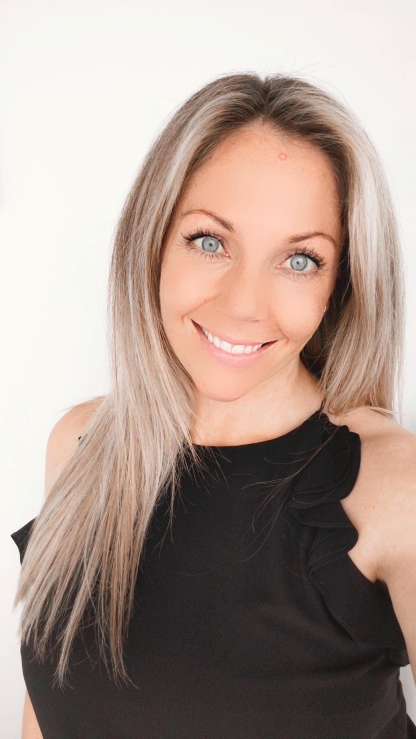 Image of Laser and Lash Professional using Canadian Aesthetics and Beauty Supplies